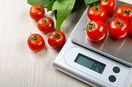 Calcul des macros : pése-aliments numérique avec des légumes
