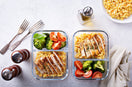 Meal prep protéiné : poulet, riz et légumes en portions pour la prise de muscle