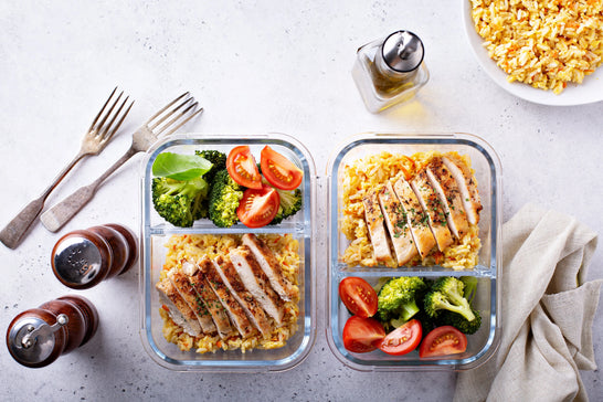 Meal prep protéiné : poulet, riz et légumes en portions pour la prise de muscle