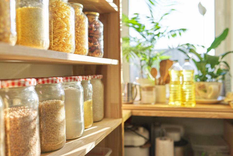 Garde-manger : étagères de provisions conservées à température ambiante