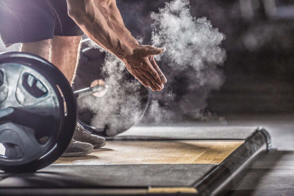 Sportif prêt à s'entraîner en salle de sport avant sa séance