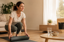 Femme déroulant un tapis de yoga à la maison, débuter une remise en forme en douceur