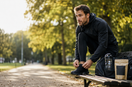 Sportif laçant ses chaussures dans un parc à la rentrée, reprise du sport après les vacances
