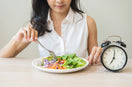 Jeûne intermittent : repas sain pris à l'heure avec une horloge