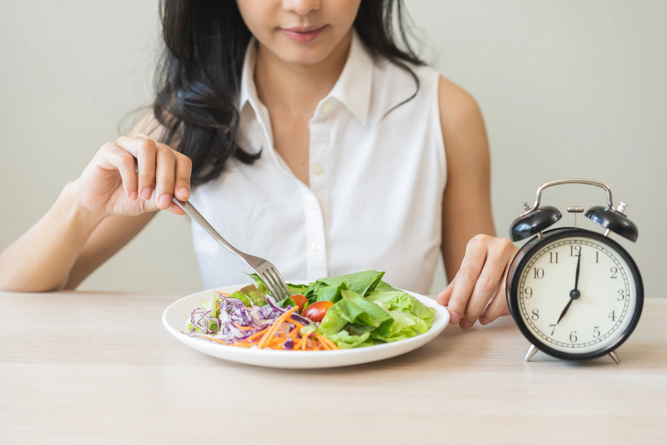 Jeûne intermittent : repas sain pris à l'heure avec une horloge