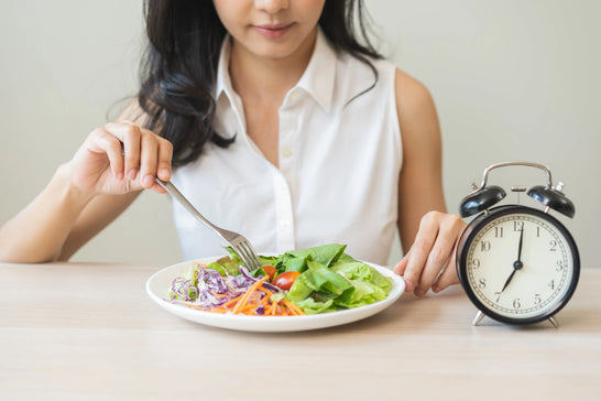 Jeûne intermittent : repas sain pris à l'heure avec une horloge